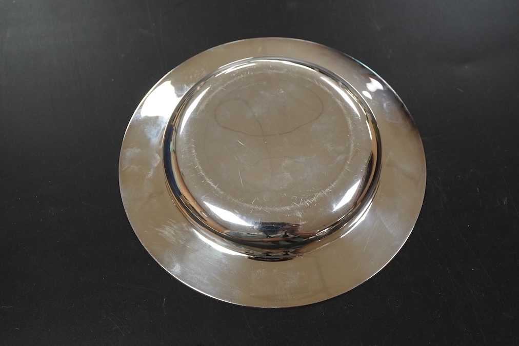 An Elizabeth II silver armada dish diameter 15cm., weight approx. 6.73ozt.